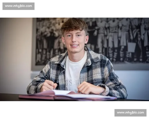 沙尔克官宣签下 22 岁德国中场法齐，合同至 2029 年